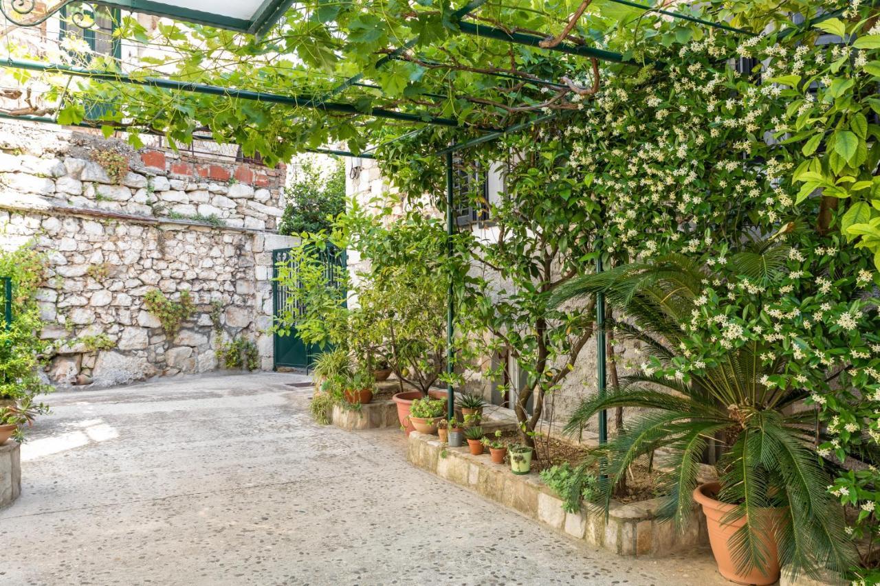 Luxury Apartment Silvana With Beautiful Garden Split Exterior photo